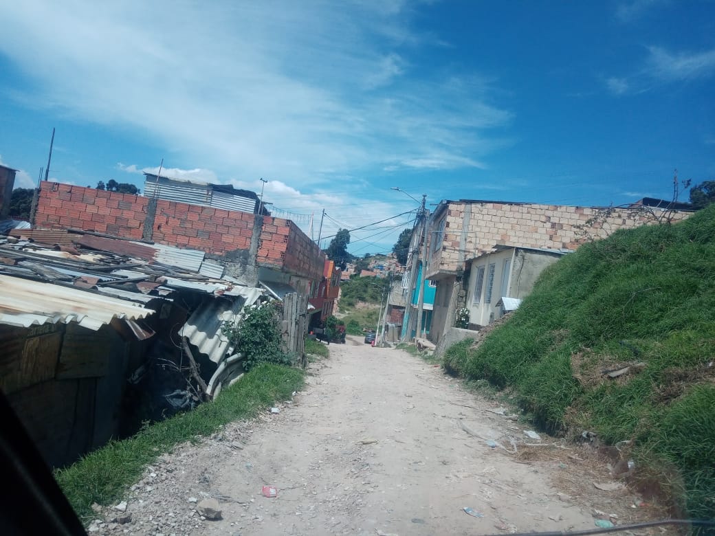 Muerte de Yorvin en invasión de Usme En horas de la tarde del domingo, las autoridades fueron alertadas de un riña en el sector de la invasión Casa Loma en la localidad de Usme. Allí un joven de 23 años, y quien era hijo de un desmovilizado de las Farc, fue baleado y falleció camino al hospital.