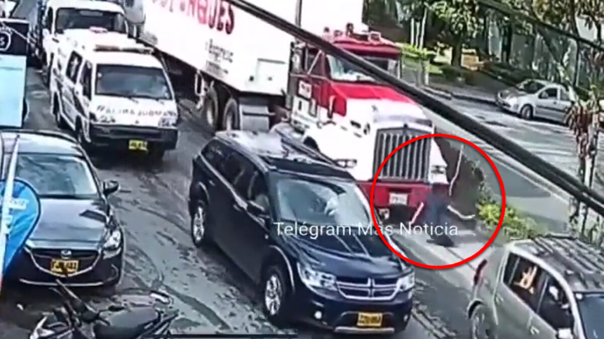¡Un milagro! Mujer se salvó de morir arrollada por tractomula En una cámara de seguridad quedó registrado el momento en que una mujer milagrosamente se salvó de morir tras haber sido arrollada por una tractomula en una calle de la ciudad de Ibagué, en un sector conocido como Milla de Oro.