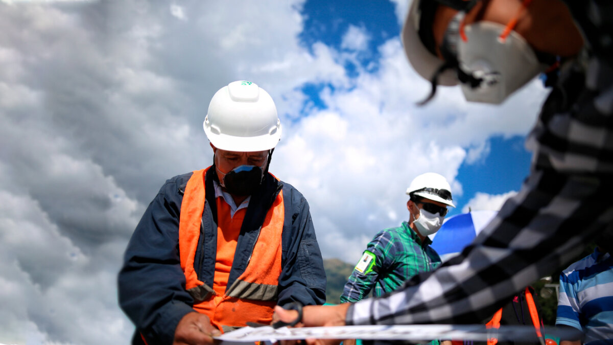 Nueva Zelanda da camello a la lata Tal es el caso de Nueva Zelanda, una isla en medio del Océano Índico que lanzó una convocatoria de empleo a nivel global y que por supuesto fue bien recibida en Sudamérica, pues resulta que ese país anunció que flexibilizará sus políticas migratorias para poder cubrir unas 75.000 plazas para profesionales con urgencia. Así podría llegar a este destino.