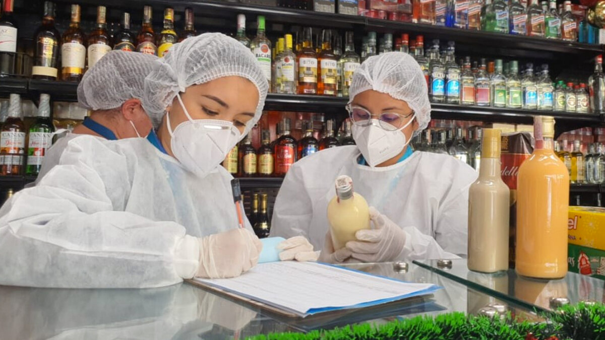 Ofrecen $10 millones por quienes venden trago adulterado en Soacha Autoridades del municipio de Soacha anunciaron una recompensa de 10 millones de pesos para aquellos que brinden información que permita la captura de las personas que están detrás de la venta y/o alteración del licor que ha causado las últimas muertes en el municipio.