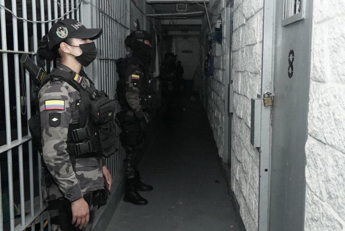 Operativo sorpresa en La Picota: grupo especial revisa las irregularidades 8 Operativo sorpresa en La Picota: grupo especial revisa las irregularidades En la mañana de hoy, un equipo especial de seguridad se tomó varios pabellones de la cárcel Picota en Bogotá.