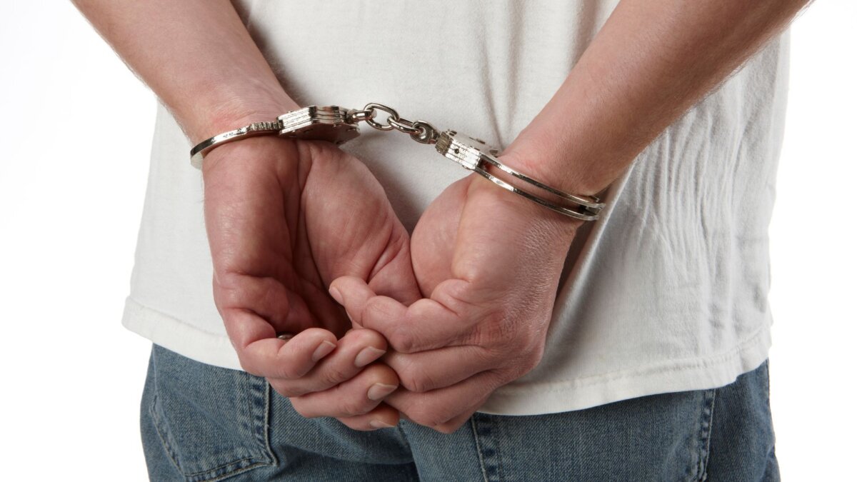 Durante 24 años un hombre estuvo en la cárcel por una mentira La Justicia francesa anuló este jueves la condena por violación de un hombre de origen magrebí 24 años después de los hechos, una vez que la mujer que lo había denunciado, menor cuando todo ocurrió, reconoció que había mentido para no responsabilizar a su hermano, que fue quien abusaba de ella.