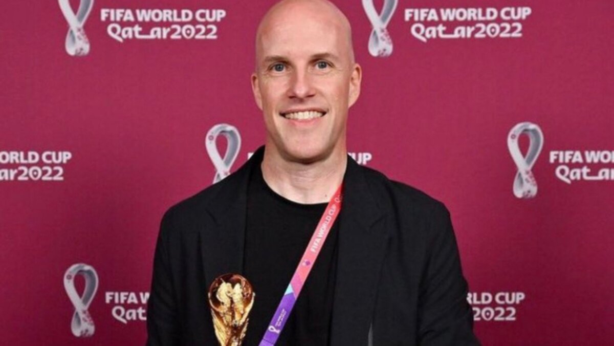 Periodista murió en pleno estadio del Mundial 3 Periodista murió en pleno estadio del Mundial Un reconocido periodista deportivo estadounidense falleció el viernes tras desplomarse en la tribuna de prensa mientras cubría los cuartos de final Argentina-Países Bajos del Mundial de Catar-2022, confirmaron los organizadores el sábado.