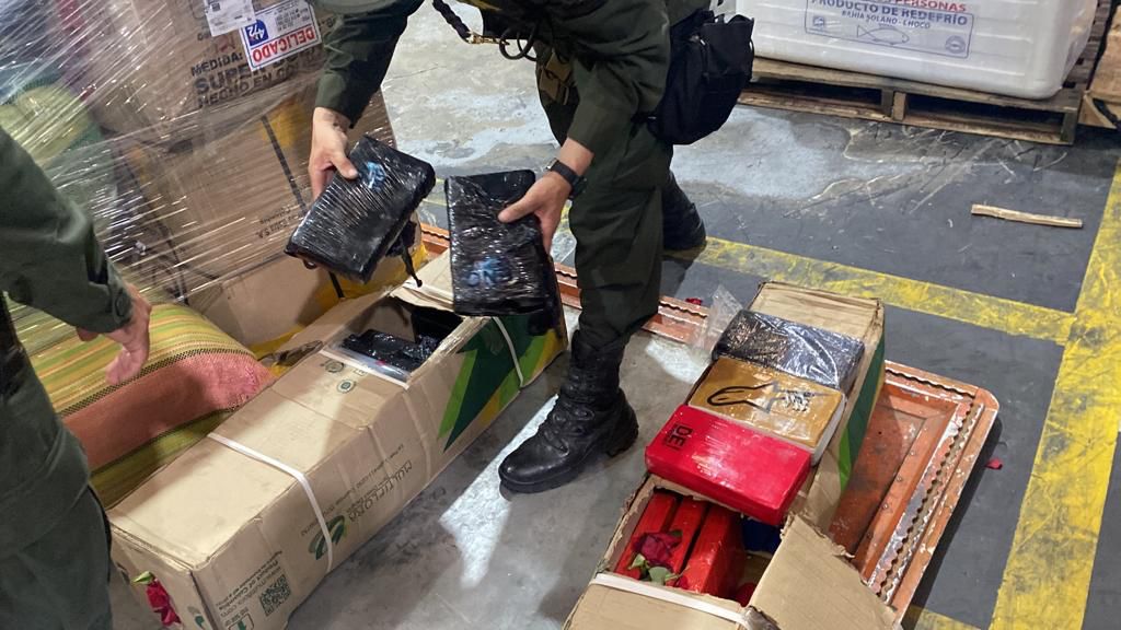 Perro antinarcóticos encontró 44 kilos de coca en Fontibón Las labores de patrullaje de la Policía en una bodega en Fontibón, permitieron que 'Mara', un labrador designado al cuerpo de antinarcóticos, pudiera ubicar 44 kilos de coca que iban a ser enviados a Madrid, España.