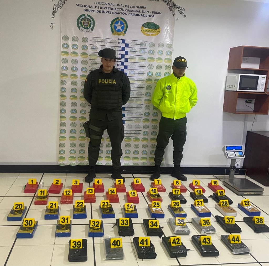 Perro antinarcóticos encontró 44 kilos de coca en Fontibón Las labores de patrullaje de la Policía en una bodega en Fontibón, permitieron que 'Mara', un labrador designado al cuerpo de antinarcóticos, pudiera ubicar 44 kilos de coca que iban a ser enviados a Madrid, España.