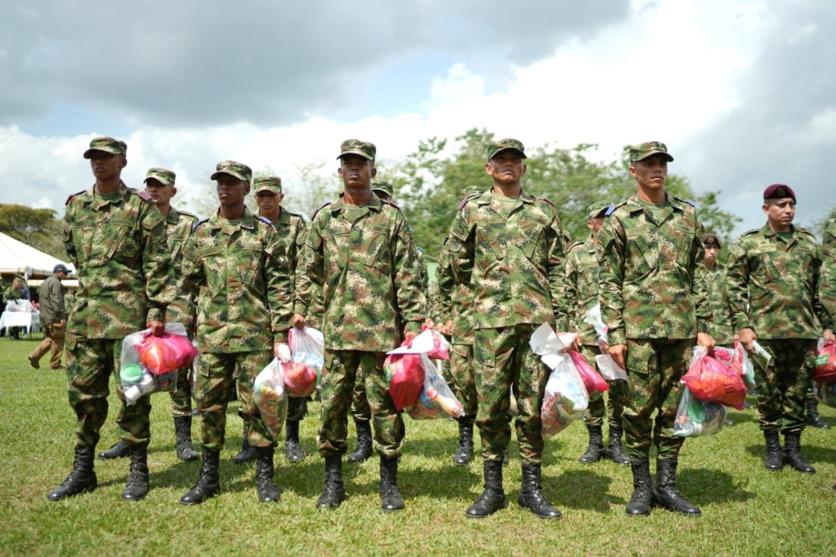 Petro le llevó la Navidad a los soldados en las bases militares 1 Petro le llevó la Navidad a los soldados en las bases militares En el tradicional saludo de Navidad a los soldados de la Patria, el presidente de la República, Gustavo Petro, en su primer entrega de regalos a los soldados en las bases militares, les aseguró que la paz es un objetivo de la política de este Gobierno y dijo que espera retornen a sus hogares sanos y salvos.