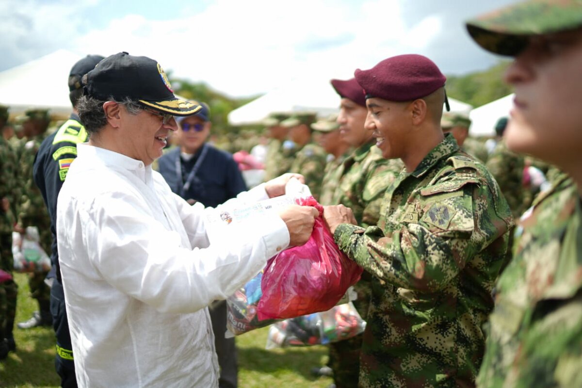 Petro le llevó la Navidad a los soldados en las bases militares &nbsp;En el tradicional saludo de Navidad a los soldados de la Patria, el presidente de la República, Gustavo Petro, en su primer entrega de regalos a los soldados en las bases militares, les aseguró que la paz es un objetivo de la política de este Gobierno y dijo que espera retornen a sus hogares sanos y salvos.