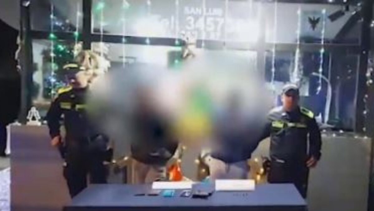 Pillos le disparan a la Policía para evitar ser capturados en Teusaquillo 1 Pillos le disparan a la Policía para evitar ser capturados en Teusaquillo Los pillos llegaron en una camioneta blanca y al ver que las personas estaban reunidas aprovecharon para intimidarlos con un arma y robarles sus pertenecías personales.