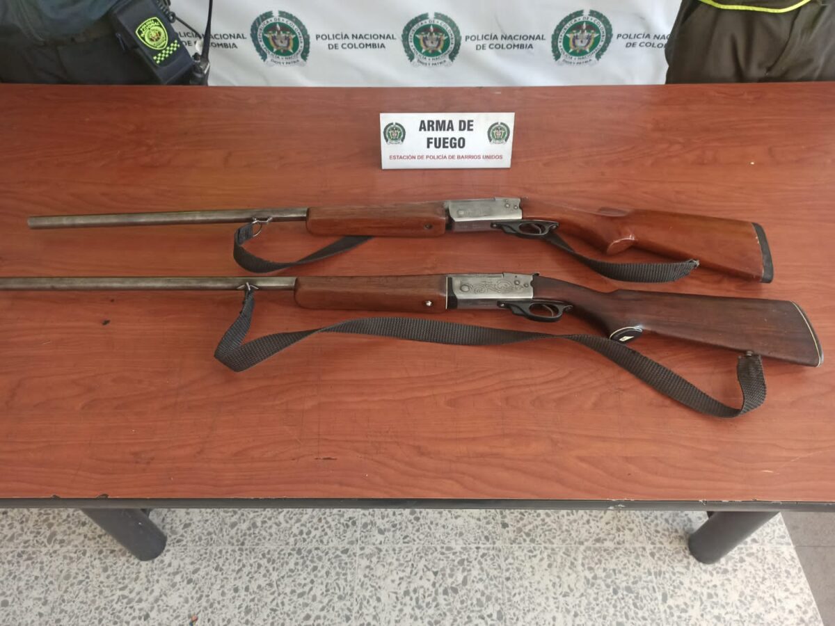 ¡De no creer! Policía encontró escopetas dentro de un Sitp al sur de Bogotá La Policía de Bogotá, con su grupo de patrullaje en bicicleta, logró incautar dos escopetas que habían sido olvidadas al interior de una maleta en un bus del Sitp en Ciudad Bolívar.
