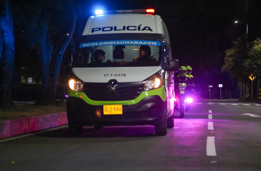 Policía evitó que mujer saltara desde un puente en Fontibón Las autoridades adscritas a la localidad de Fontibón le salvaron la vida a una mujer, quien perturbó la calma de los habitantes del sector cuando intentó acabar con su vida.