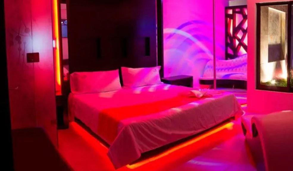 “Las devuelven o subimos los videos”: motel amenazó a pareja que se robó las sábanas de la cama 1 “Las devuelven o subimos los videos”: motel amenazó a pareja que se robó las sábanas de la cama Una pareja de amantes, estaría viviendo días de angustia luego de que el motel que visitaron los amenazara con publicar videos en los que aparecen, si no devuelven algunos elementos que se llevaron de la habitación.