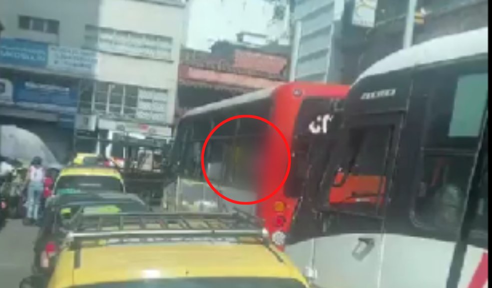 ¡El colmo! niño fue captado mientras orinaba por la ventana de un bus 1 ¡El colmo! niño fue captado mientras orinaba por la ventana de un bus Un insólito hecho ocurrió en un bus que transitaba por una de las calles de Medellín, Antioquia, pues un niño decidió abrir la ventana del vehículo y orinar a la vista de todos.