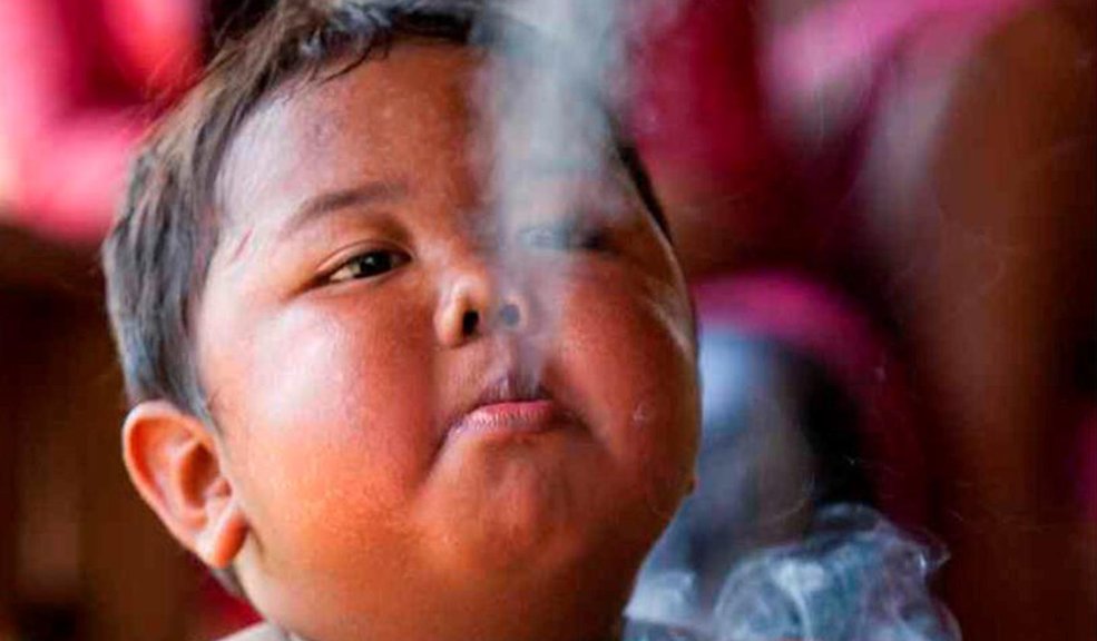 Así luce ahora el polémico niño que se fumaba 40 cigarrillos diarios 6 Así luce ahora el polémico niño que se fumaba 40 cigarrillos diarios En el año 2010 se hizo viral el video de Aldi Rizal, un niño de tan solo 2 años que paseaba en un triciclo fumando, se conoció que consumía alrededor de 40 cigarrillos diarios.