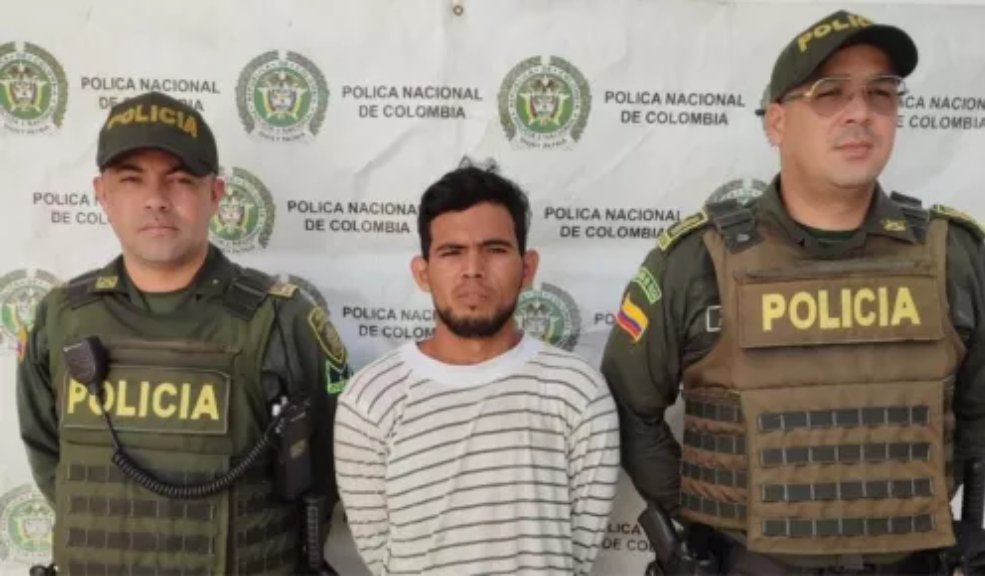 ¡Infame! Le dio tremenda golpiza a su mamá en plena calle Un nuevo caso de intolerancia dejó a más de un ciudadano indignado, debido a que un joven fue detenido por las autoridades tras propinarle tremenda golpiza a su mamá con un palo en plena vía pública en Palmar de Varela,oriente del Atlántico.