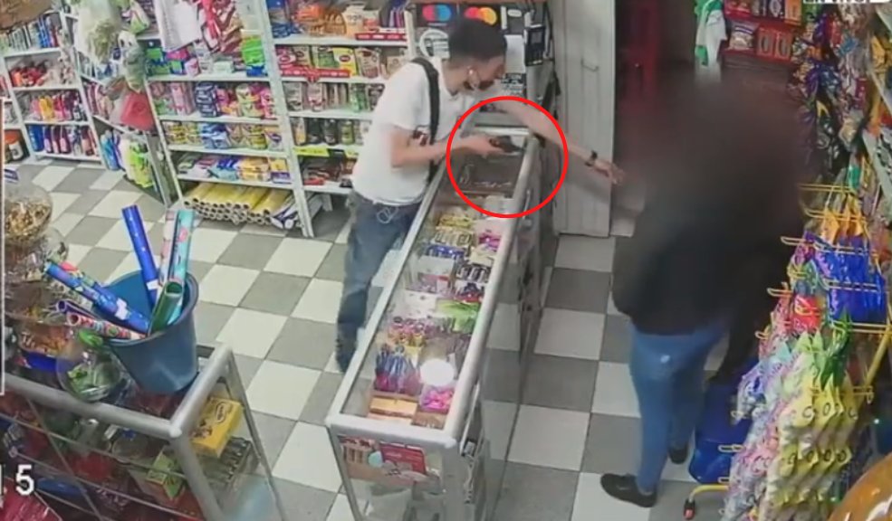 Ladrón armado tiene azotados a los comerciantes de Los Mártires "La gente tiene temor de denunciar, porque dicen que si salen a denunciar, el ladrón regresa", señaló Armando, quien contó que recientemente una persona denunció a este sujeto ante las autoridades, pero el pillo volvió al lugar, amenazó a su víctima y la golpeó.