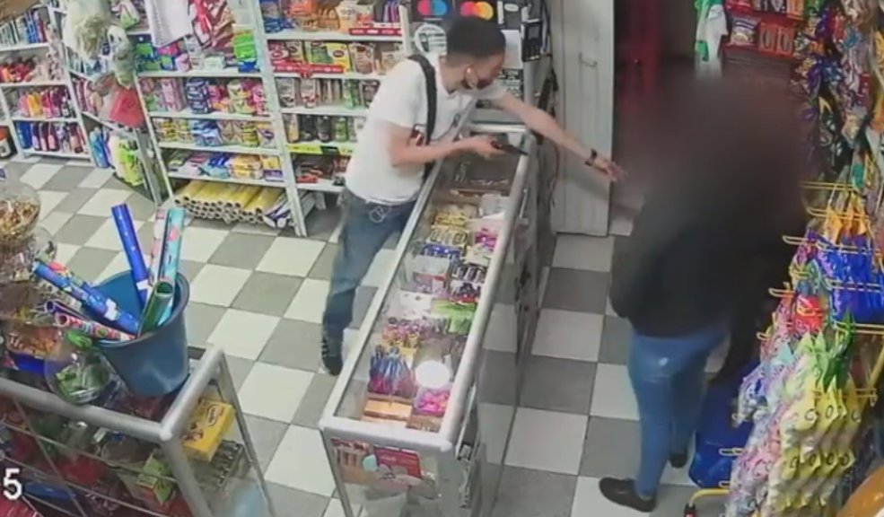 Ladrón armado tiene azotados a los comerciantes de Los Mártires 1 Ladrón armado tiene azotados a los comerciantes de Los Mártires "La gente tiene temor de denunciar, porque dicen que si salen a denunciar, el ladrón regresa", señaló Armando, quien contó que recientemente una persona denunció a este sujeto ante las autoridades, pero el pillo volvió al lugar, amenazó a su víctima y la golpeó.