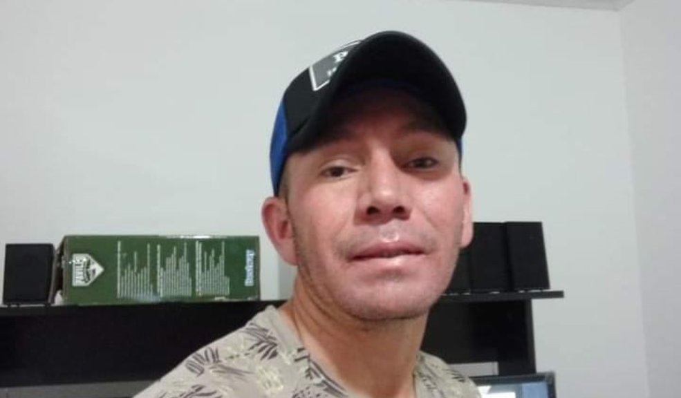 Vil asesinato de Julio en Suba “Eso fue allí, en donde se ve un charco de agua. El señor ponía su puestico de carteras en cuero en ese lugar, el mismo al que llegó un man con un destornillador y lo atacó sin piedad. Posteriormente el agresor salió corriendo. Intentamos auxiliarlo entre todos y logramos que un señor se lo llevara al hospital en una moto, pero se veía mucha sangre”, le contó a Q'HUBO un comerciante del sector, quién lamentó profundamente lo ocurrido, pues Julio César Aragón era un miembro muy querido por la comunidad del barrio Villamaría, en Suba, en donde hoy viven el luto por su partida.