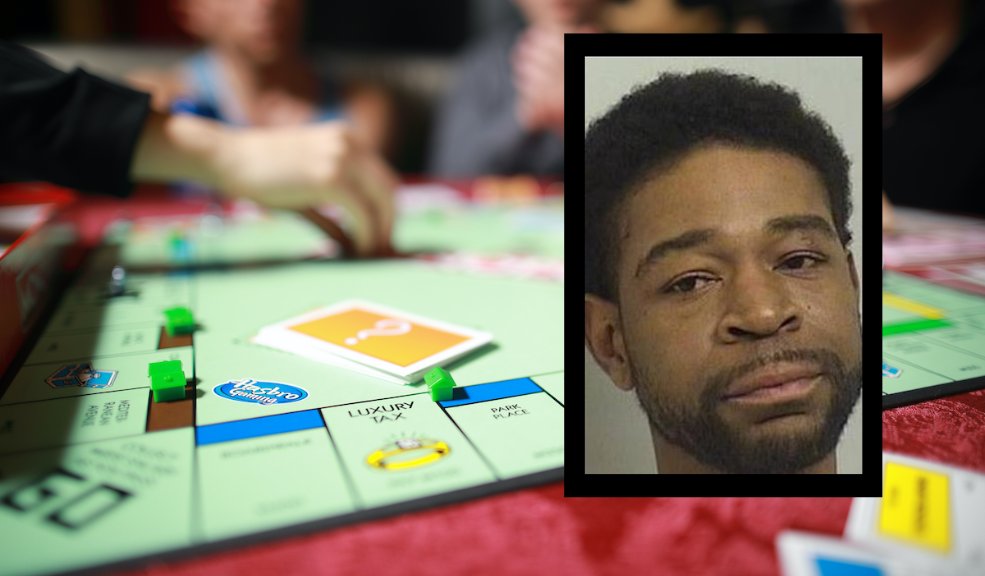 ¡Insólito! hombre le disparó a su familia luego de perder en Monopoly 1 ¡Insólito! hombre le disparó a su familia luego de perder en Monopoly El hecho ocurrió en Tulsa, Estados Unidos, en el que el hombre sin control asesinó a su padrastro y hermanastra.