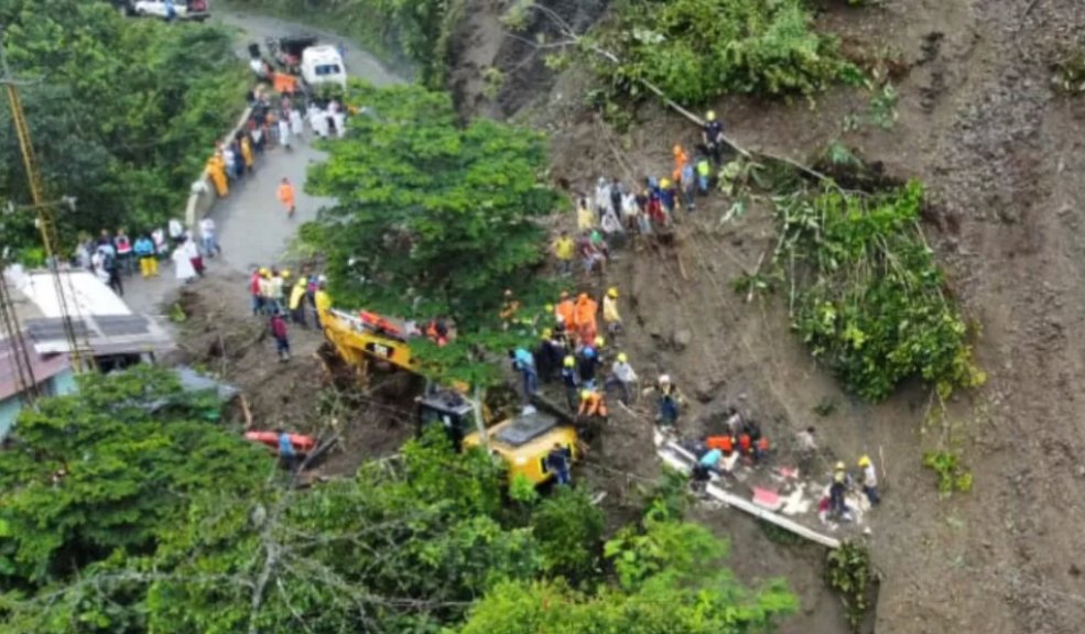 ¡Tragedia! Un bus con 30 personas fue sepultado por un derrumbe 8 ¡Tragedia! Un bus con 30 personas fue sepultado por un derrumbe Una terrible emergencia se presenta este domingo en la vía que va desde Cali hasta Condoto (Chocó), luego de que un bus, según los primeros reportes, quedara sepultado por un derrumbe con 25 pasajeros.