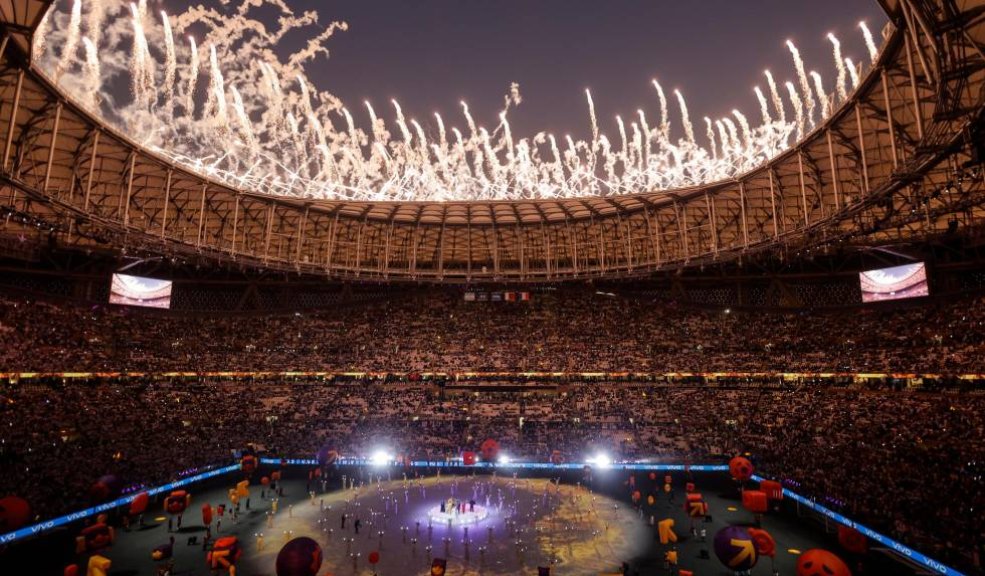 VIDEO: Así fue la ceremonia de clausura del Mundial 2 VIDEO: Así fue la ceremonia de clausura del Mundial Luego del juego de luces que desplegaron los bailarines, aparecieron los fuegos artificiales sobre el escenario en el que se jugará la final del Mundial de Qatar 2022, entre Argentina y Francia.