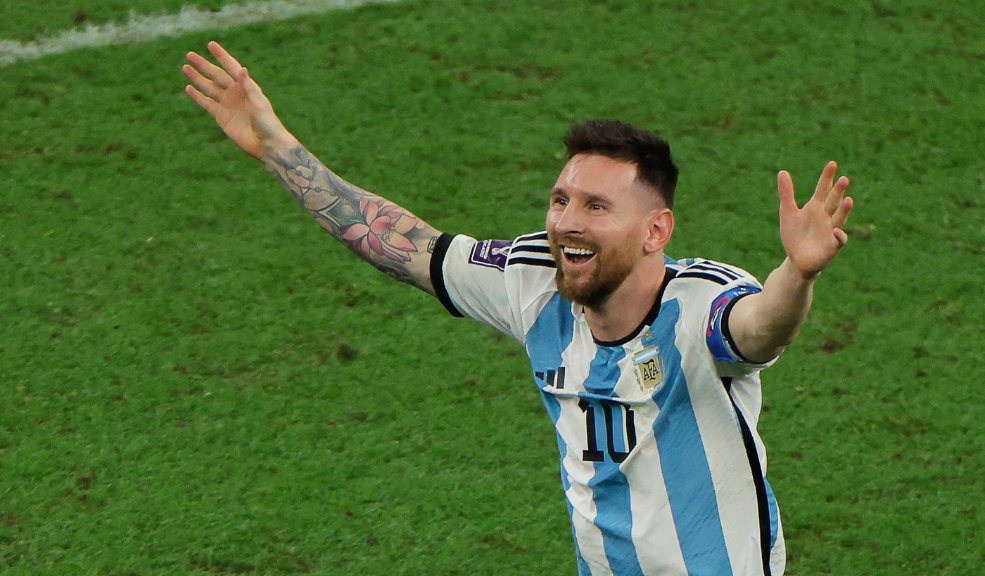 Lionel Messi, la esperada coronación del '10' "Pero no ha ganado un Mundial"…la frase para evitar poner a Lionel Messi a la altura de Pelé y Diego Maradona dejó de tener vigencia este domingo en Catar, donde 'La Pulga' agrandó su leyenda al conquistar el trofeo que hacía falta en su vitrina atestada.