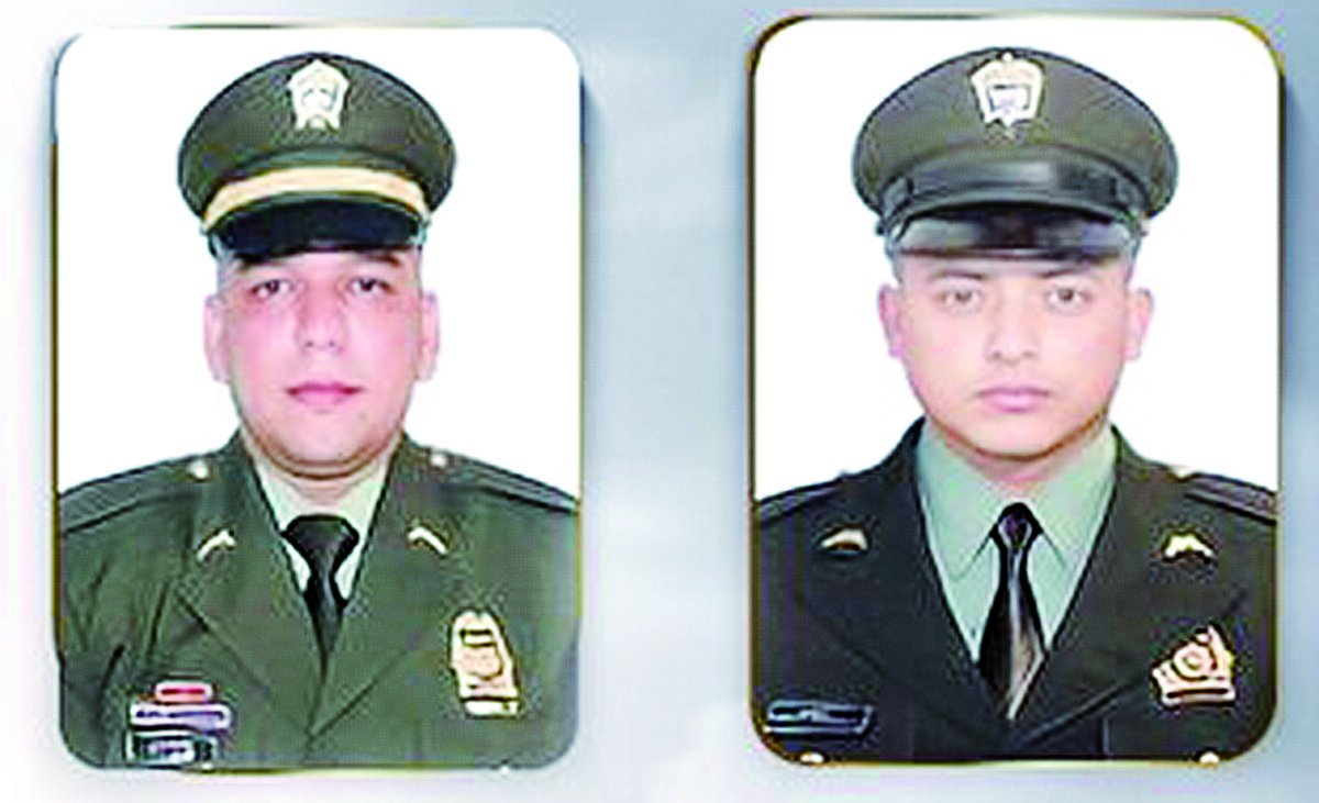 Quiénes eran los policías asesinados en Bosa El infame y doloroso homicidio de dos policías en la tarde del domingo, en el barrio Los Olivos, enlutó no solamente a toda una institución, sino que también a toda una comunidad, quien rechazó los terribles sucesos en los que ellos perdieron la vida. Desde tempranas horas de la mañana de ayer el CAI Laureles, en donde laboraban estos dos valientes uniformados, se llenó de flores, y anoche se realizó allí una velatón en su honor.