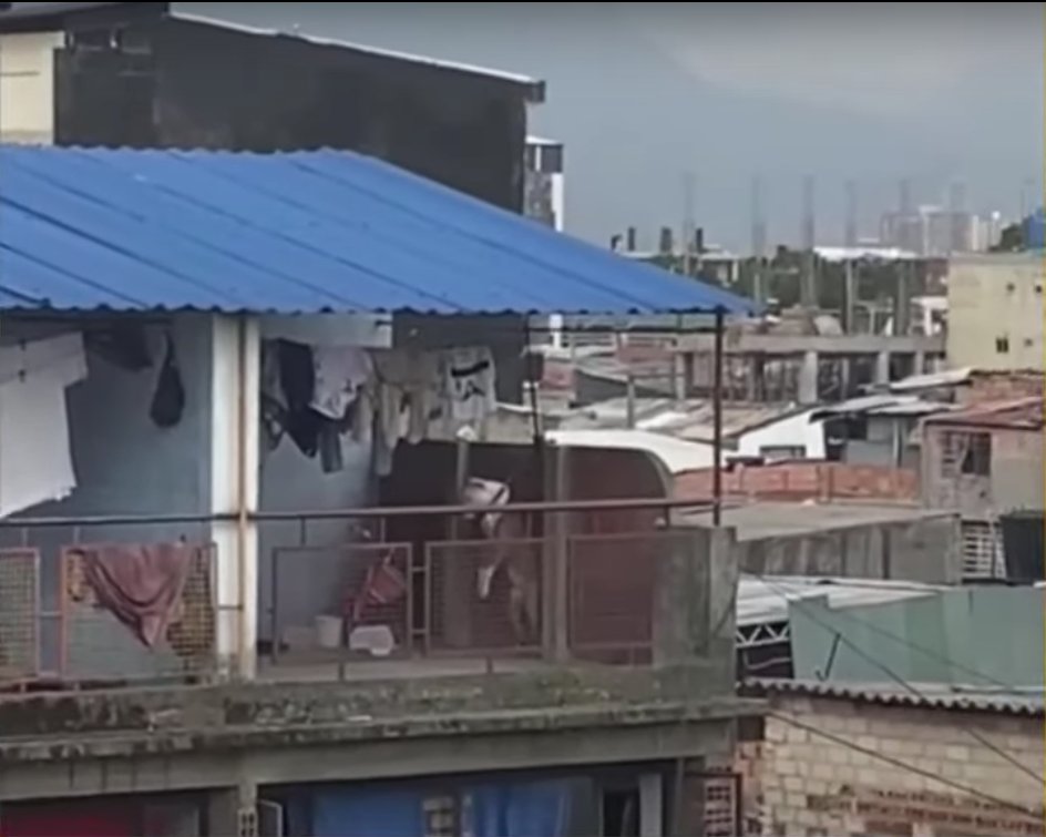 Rescatan perro que era colgado y pateado por su desalmado dueño en Barrios Unidos Por reporte de la comunidad atendimos un caso de un perro raza (Pitbull) ? que estaba siendo maltratado en la localidad de Barrios Unidos.