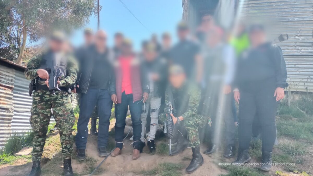 Rescatan a tres músicos que habían sido secuestrados en Bogotá Tres músicos procedentes de Medellín, que fueron secuestrados en Bogotá el pasado 21 de diciembre, cuando arribaron a la capital para supuestamente hacer una presentación, fueron rescatados por las autoridades.