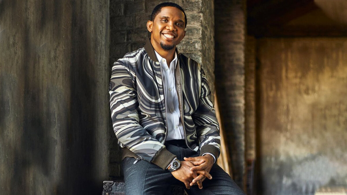 Samuel Eto’o golpeó a aficionado en Catar Luego de un partido de fútbol en el&nbsp;Mundial de Catar,&nbsp;el ex delantero Samuel Eto’o se salió de control y golpeó a un aficionado.