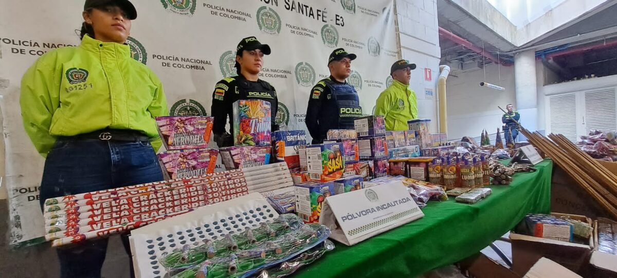 Más de 12.300 elementos de pólvora fue incautada en San Victorino En el barrio Santa Inés, la Policía encontró al señor ‘Noe’ comercializando de manera ilegal pólvora a las en las calles, por lo que se procede a hacer una investigación, que terminó en una bodega que tenía los elementos pirotécnicos.