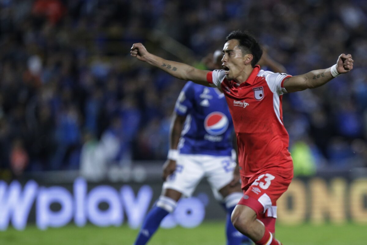 Santa Fe presentó a su nuevo técnico y la nómina con la que jugará en 2023 Se vienen cambios importantes para Santa Fe. El equipo cardenal reveló este viernes el nombre de su nuevo técnico y los refuerzos con lo que afrontará la temporada 2023, en la que disputará 3 torneos: la Liga, la Copa Colombia y la Copa Sudamericana.