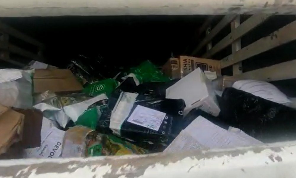 Pillos se robaron un camión de Servientrega en el norte de Bogotá 1 Pillos se robaron un camión de Servientrega en el norte de Bogotá En las últimas horas se conoció que una banda de criminales se robó un camión de la empresa de mensajería Servientrega en la Autopista Norte con calle 127. Según se supo, los pillos interceptaron el vehículo haciendo que los conductores se bajaran para luego llevárselo.