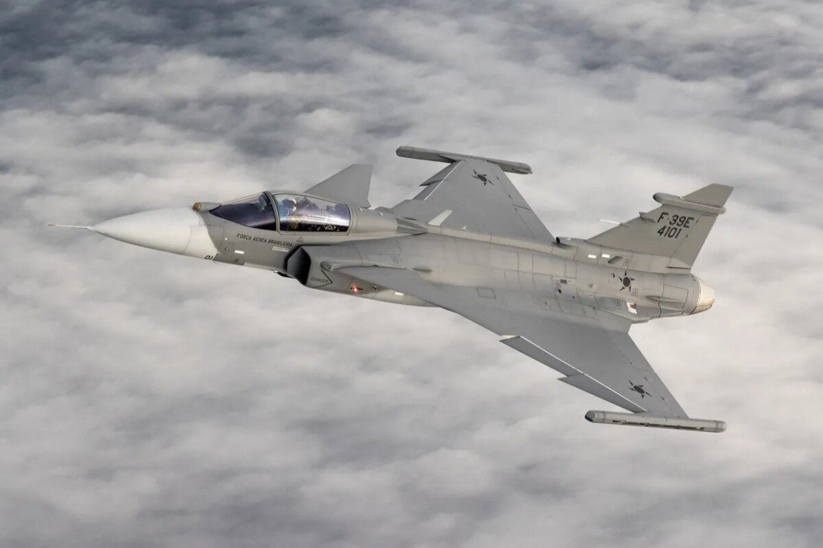 Sigue polémica por billonario costo de aviones que comprará Petro La polémica por el billonario costo que le significará al país la compra de al menos 14 aviones de guerra para reemplazar a los Kfir no para y este jueves aparecieron nuevas voces que siembran mayores dudas frente al proceso.