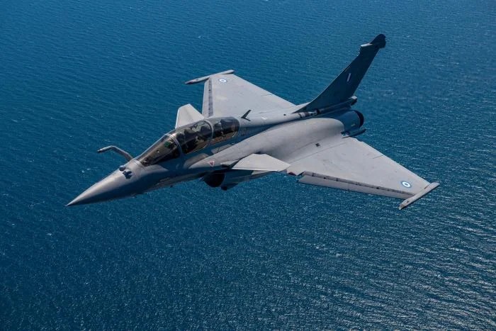 Sigue polémica por billonario costo de aviones que comprará Petro La polémica por el billonario costo que le significará al país la compra de al menos 14 aviones de guerra para reemplazar a los Kfir no para y este jueves aparecieron nuevas voces que siembran mayores dudas frente al proceso.