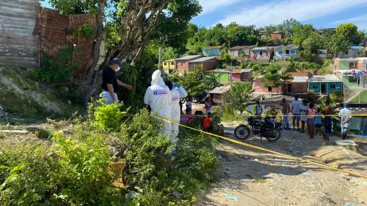 Su inquilino la asesinó por robarle $128.000 Una mujer de 46 años fue asesinada por su propio inquilino al interior de su vivienda, todo porque pretendía hurtarle $128 mil pesos que la mujer guardaba para mandar pintar la casa y comprar algo de ropa para estrenar en Navidad.