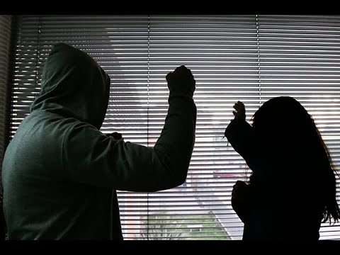 Sujeto golpeó a su mamá en el sur de Bogotá porque le debía plata Este domingo un hombre de 42 años fue capturado en el sur de Bogotá luego de que le diera una golpiza a su propia madre. El sujeto llegó a la vivienda y comenzó a agredir a su progenitora porque, según él, le debía un dinero.