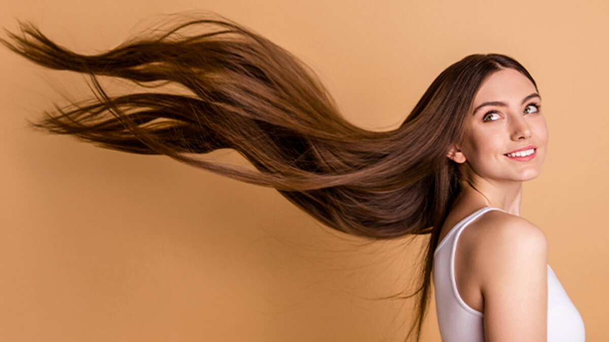 Tener un cabello como de revista sí es posible No nos digamos mentiras, a veces tener el cabello brillante, como de revista, parece misión imposible. La verdad es que esto no es tan sencillo porque el brillo en el cabello es la consecuencia o el resultado de tener un pelo sano y bien cuidado, por lo que el tema es de paciencia, de poner atención a los detalles y de informarse un poco, porque un error común es tener pasos en nuestra rutina que parecen inofensivos y que, en realidad, podrían estar saboteando ese deseado efecto, sin saberlo.&nbsp;