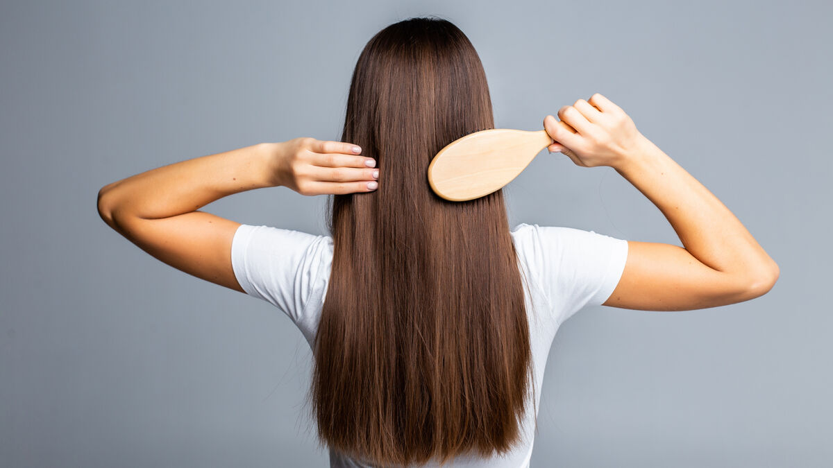 Tener un cabello como de revista sí es posible No nos digamos mentiras, a veces tener el cabello brillante, como de revista, parece misión imposible. La verdad es que esto no es tan sencillo porque el brillo en el cabello es la consecuencia o el resultado de tener un pelo sano y bien cuidado, por lo que el tema es de paciencia, de poner atención a los detalles y de informarse un poco, porque un error común es tener pasos en nuestra rutina que parecen inofensivos y que, en realidad, podrían estar saboteando ese deseado efecto, sin saberlo.&nbsp;