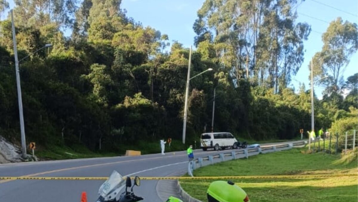 Terrible accidente en la vía Bogotá- La Calera dejó dos personas fallecidas 2 Terrible accidente en la vía Bogotá- La Calera dejó dos personas fallecidas Fatal accidente acabó con la vida dos personas. En la mañana de este domingo, una motocicleta chocó contra una camioneta en la vía Bogotá- La Calera y las personas que se movilizaban en la moto fallecieron a causa del fuerte impacto.