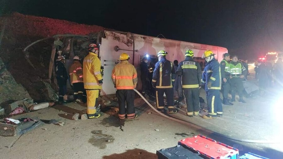 Terrible accidente vial dejó 2 personas muertas y 15 heridas Sobre las 10:00 de la noche de este martes se presentó un grave accidente de un bus de la empresa Bolivariano, que cubría la ruta Ipiales-Cali, dejando un saldo de dos personas muertas y 15 más heridas.