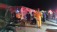 Terrible accidente vial dejó 2 personas muertas y 15 heridas 2 Terrible accidente vial dejó 2 personas muertas y 15 heridas Sobre las 10:00 de la noche de este martes se presentó un grave accidente de un bus de la empresa Bolivariano, que cubría la ruta Ipiales-Cali, dejando un saldo de dos personas muertas y 15 más heridas.