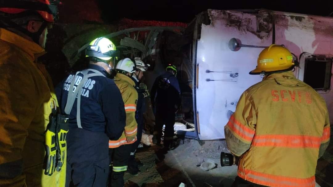 Terrible accidente vial dejó 2 personas muertas y 15 heridas 1 Terrible accidente vial dejó 2 personas muertas y 15 heridas Sobre las 10:00 de la noche de este martes se presentó un grave accidente de un bus de la empresa Bolivariano, que cubría la ruta Ipiales-Cali, dejando un saldo de dos personas muertas y 15 más heridas.