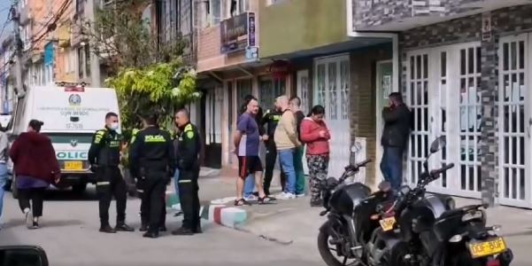 Tragedia en Bosa: hombre habría asesinado a su familia y luego se quitó la vida Los residentes del barrio Laureles, de la localidad de Bosa, amanecieron con una lamentable noticia. Sobre las 9:10 de la mañana, se supo que un hombre que vivía con su familia en una de las viviendas de la zona, asesinó a sangre fría a su hijo y a su esposa.