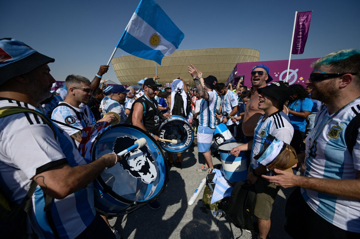 Trágico accidente: hincha murió ahorcado con la bandera de Argentina La celebración del triunfo de Argentina en el Mundial de Catar 2022 ha sido desenfrenada, pues los hinchas están enloquecidos por la victoria, en especial luego de que el Gobierno decretara día feriado este martes 20 de diciembre.