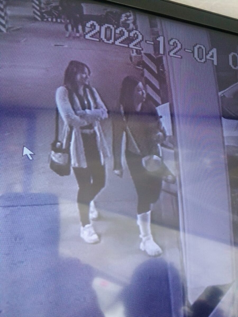 Tres hombres fueron drogados y robados por 4 mujeres en Chapinero 1 Tres hombres fueron drogados y robados por 4 mujeres en Chapinero Ultrajados, con guayabo y sin sus pertenencias, se despertaron tres hombres que se dejaron engatusar por cuatro mujeres en un bar de la localidad de Chapinero.