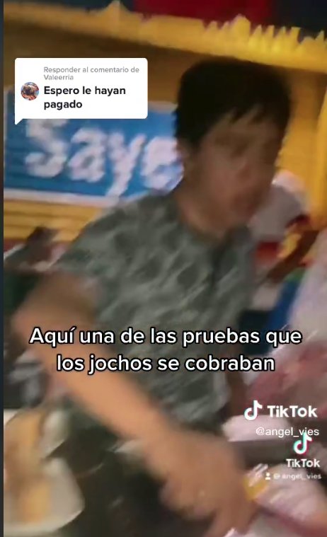 Vendedor de perros se quedó dormido y sus clientes despacharon la comida A un vendedor de perros calientes lo venció el cansancio y se quedó dormido al lado de su puesto ambulante. La escena fue vista por un grupo de jóvenes que, sin el mayor reparo, decidieron darle una manita y ayudarlo con su negocio.