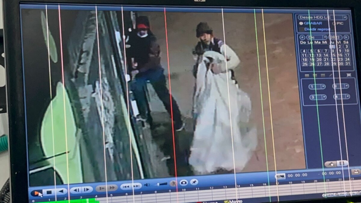 Pillos robaron a reconocido lavadero de motos en Teusaquillo 1 Pillos robaron a reconocido lavadero de motos en Teusaquillo La delincuencia en Bogotá no tiene una hora exacta, pues a altas horas de la madrugada de este jueves 1 de diciembre, al menos 3 bandidos entraron a un reconocido establecimiento de motos en el barrio La Soledad, localidad de Teusaquillo.