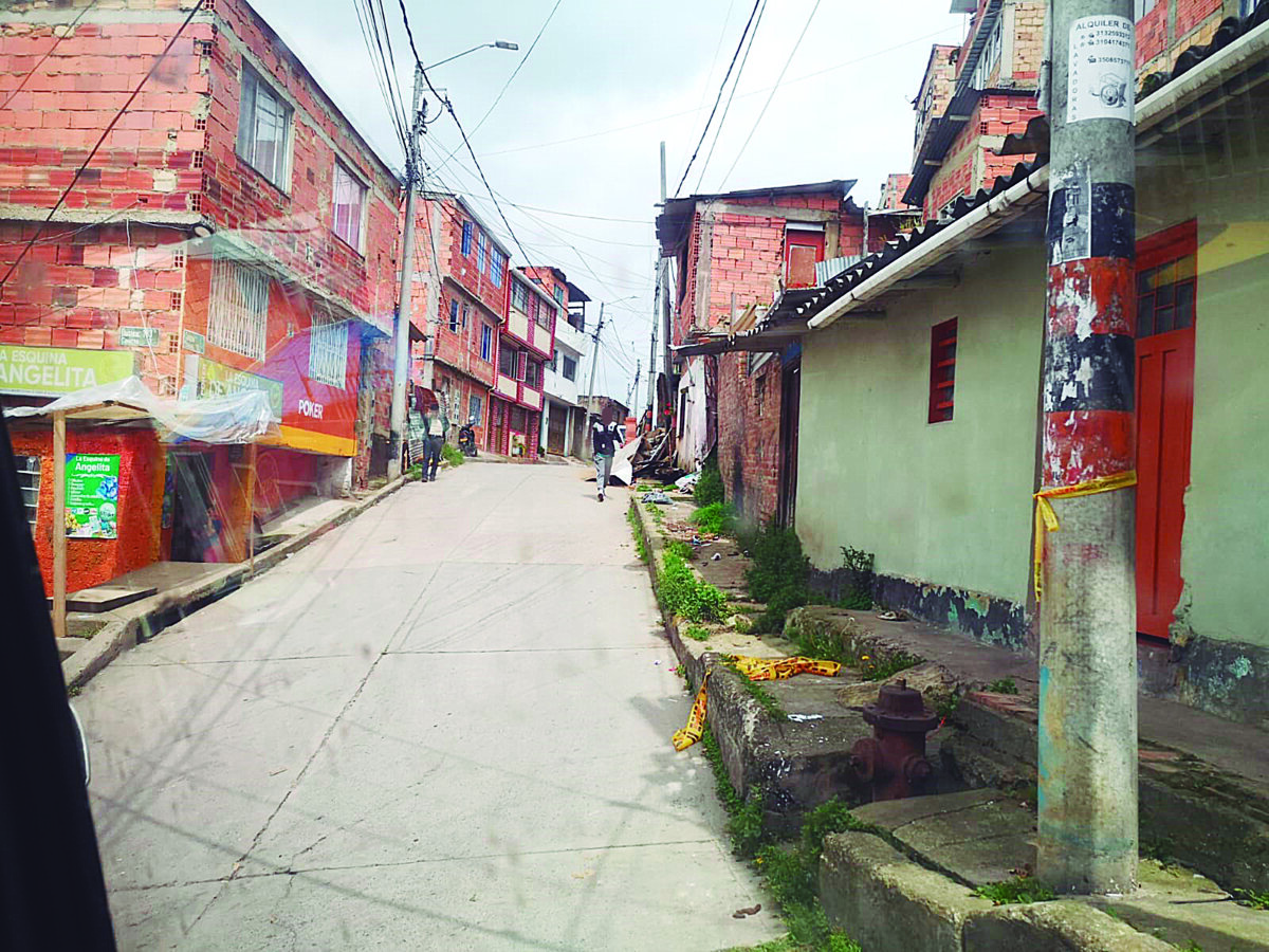 Violenta riña dejó dos muertos y tres heridos en Usaquén En horas de la noche de sábado, los policías del CAI Codito fueron alertados de una violenta riña que se presentó en el barrio Horizontes (Usaquén). Ante la grave situación, los uniformados acudieron rápidamente al lugar y se encontraron con varias personas lesionadas con armas de fuego y armas blancas.