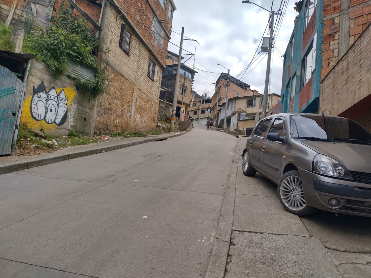 Violenta riña dejó dos muertos y tres heridos en Usaquén En horas de la noche de sábado, los policías del CAI Codito fueron alertados de una violenta riña que se presentó en el barrio Horizontes (Usaquén). Ante la grave situación, los uniformados acudieron rápidamente al lugar y se encontraron con varias personas lesionadas con armas de fuego y armas blancas.