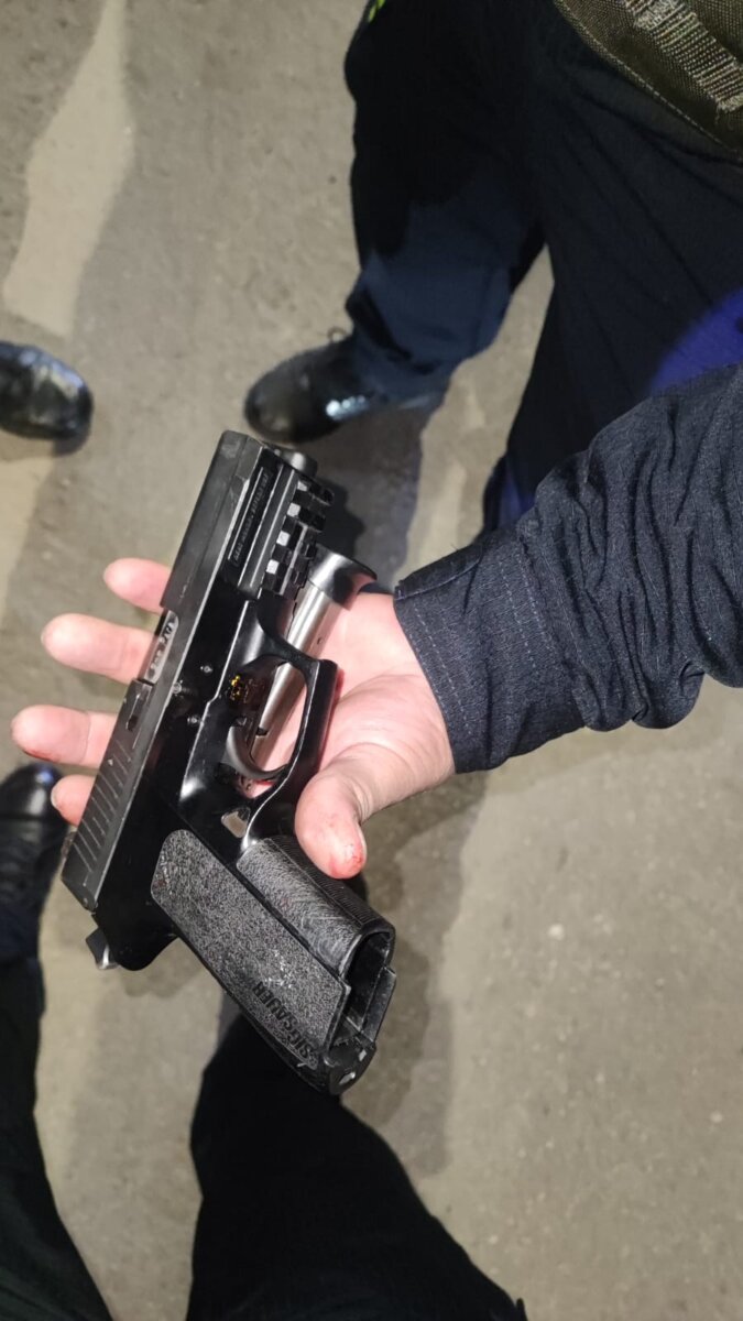 Policía abatió al presunto asesino de los 2 patrulleros en Bosa La noche de este jueves, en el barrio Andalucía, localidad de Bosa, la Policía realizó una persecución a unos delincuentes que se habían robado una moto de alto cilindraje minutos antes. En medio de un cruce de disparos, los uniformados abatieron a uno de los pillos, quien, además de este delito, estaría involucrado en el doble asesinato de los patrulleros, perpetrado el pasado domingo 4 de diciembre.